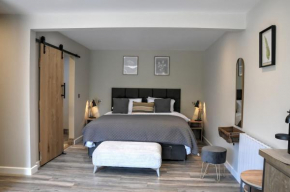 Luxury Suite - Samson in Beverley with patio and private parking